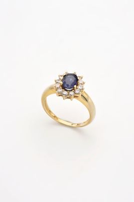 une image d'une bague en or avec un saphir et des diamants