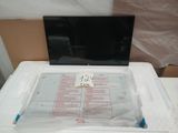 un ordinateur portable posé sur une table blanche