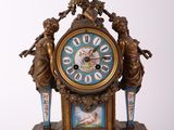 une horloge posée sur une table