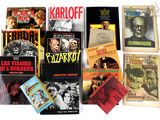 un grand nombre de livres posés sur une table