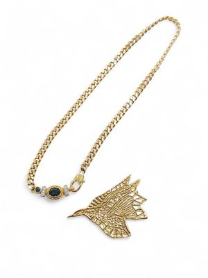 une photo d'un collier en or orné d'un pendentif en forme d'oiseau