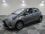 une Toyota Yaris grise garée sur un sol en carrelage à damier