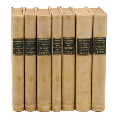 six vieux livres sont alignés sur une surface blanche