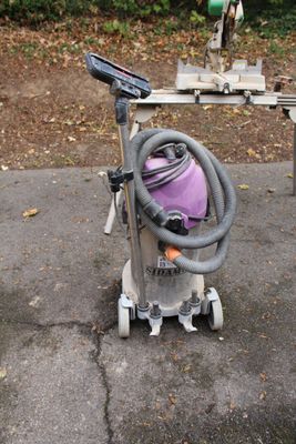 un aspirateur posé sur un chariot dans la rue