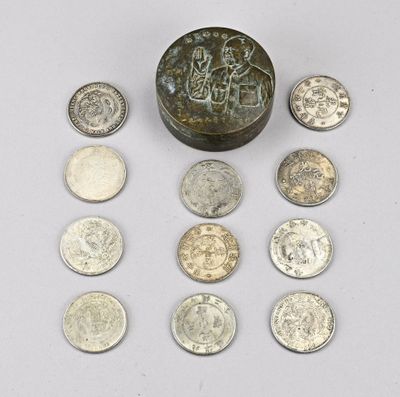 plusieurs pièces de monnaie sont disposées en cercle sur une surface blanche