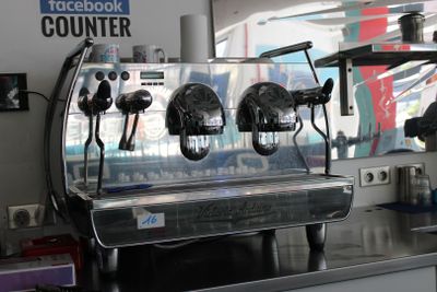 une machine à café posée sur un comptoir