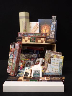 une présentation de livres et de jeux sur fond noir