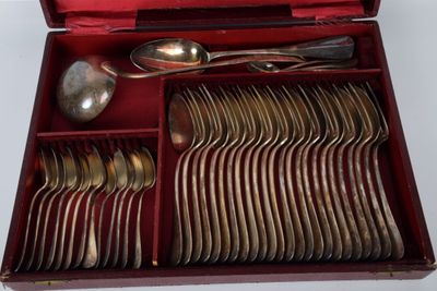 many spoons and spoon spoons in a red box