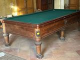 une table de billard au milieu d'une pièce