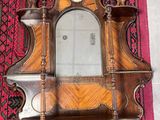 une étagère en bois surmontée d'un miroir