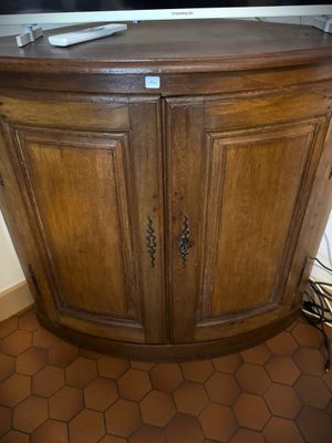 un meuble en bois sur lequel est posée une télévision