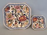 deux assiettes ornées de motifs floraux, posées l'une à côté de l'autre
