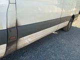une camionnette sale garée sur le bord de la route