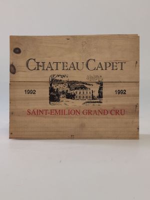 une boîte en bois avec une étiquette de vin