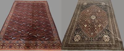 deux tapis orientaux, l'un avec un motif en losanges et l'autre avec un motif en losanges, sur fond gris