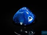 gros plan d'une pierre bleue sur une surface noire