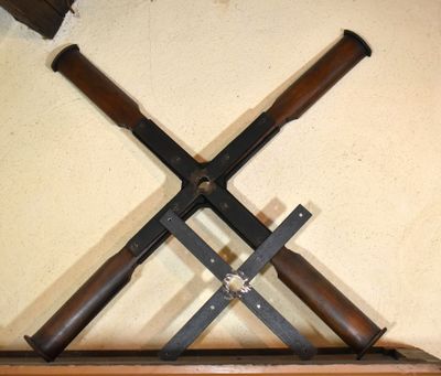 la photo d'une paire de battes de baseball accrochée à un mur