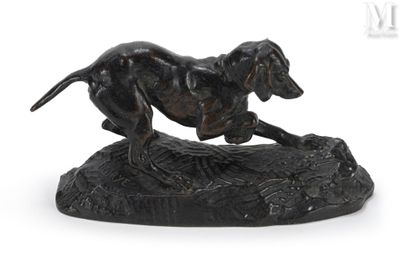 statue représentant un chien courant sur un rocher, sur fond blanc