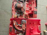 une boîte à outils rouge contenant des outils et une boîte à outils rouge contenant des outils