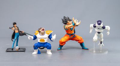 Des figurines Dragon Ball sont exposées sur une surface grise