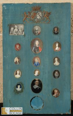 une photo d'une armoire bleue sur laquelle sont accrochées des photos