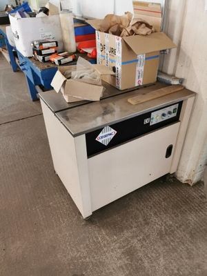 de nombreuses boîtes empilées les unes sur les autres au-dessus d'une machine