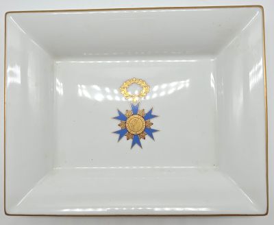 une image représentant une assiette blanche ornée d'une étoile bleue