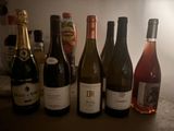 plusieurs bouteilles de vin sont alignées sur un comptoir