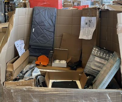 une grande caisse remplie d'objets dans un entrepôt