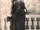 une vieille carte postale représentant un homme avec une canne et un chapeau