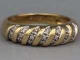 un gros plan sur une bague en or et diamants