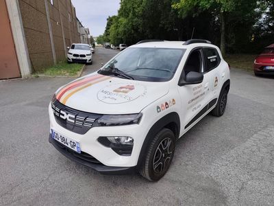 une petite voiture blanche garée sur le bord de la route
