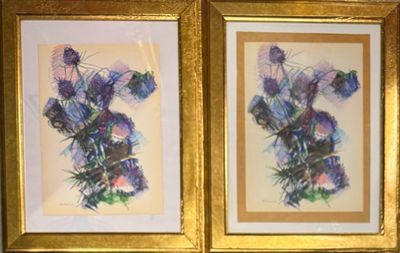deux photos de fleurs encadrées dans un cadre doré