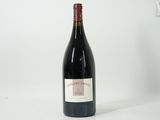 une bouteille de vin posée sur une table