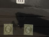 deux timbres au dos d'une valise noire