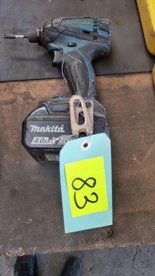 une photo d'une perceuse sans fil avec une étiquette de prix dessus