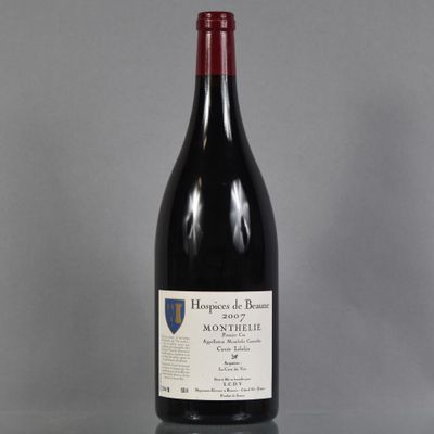 une bouteille de vin rouge posée sur une table en verre