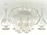 un grand nombre d'objets en verre posés sur une table