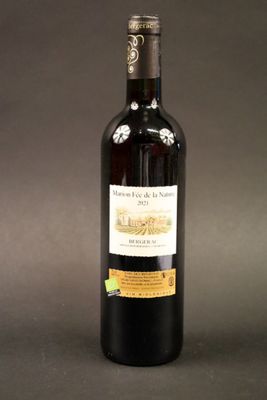 une bouteille de vin posée sur une table