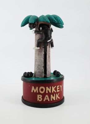 une figurine représentant un singe perché au sommet d'un palmier