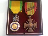 deux médailles et une médaille dans un coffret en bois