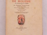 un vieux livre posé sur une table blanche couverte d'inscriptions