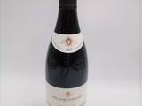 une bouteille de vin posée sur une table