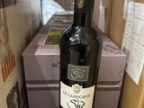 une bouteille de vin posée sur une table
