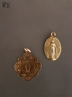 deux médailles d'or représentant la Vierge de Guadalupe et la Vierge de Guadalupe
