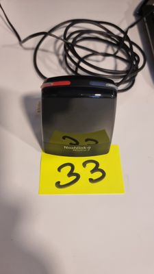 un autocollant jaune sur lequel est inscrit « 33 », à côté d'une souris