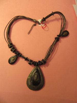 un collier en forme de cœur orné d'une pierre verte