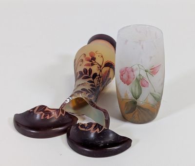 un vase cassé et une paire de chaussures posés sur une table