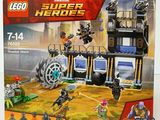 La boîte du coffret Lego Marvel Super Heroes est ouverte et prête à l'emploi.