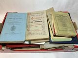 un grand nombre de livres empilés les uns sur les autres